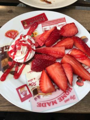 strawberries with cream and sugar hearts at Veganitessen in Sevilla