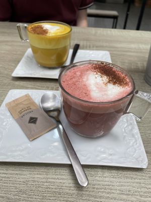 Golden latte & betroot latte  at Veganitessen in Sevilla