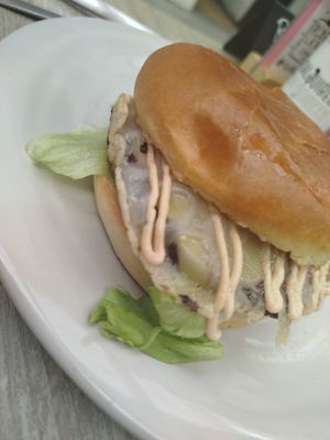 Bacon y Smash egg. Muy rica at Veganitessen in Sevilla