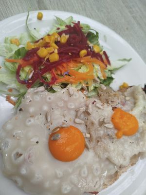 Tostas de huevo y bacon at Veganitessen in Sevilla