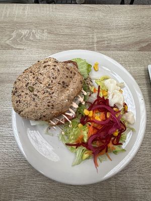Hamburguesa de huevo y bacon pero con pan de semillas at Veganitessen in Sevilla