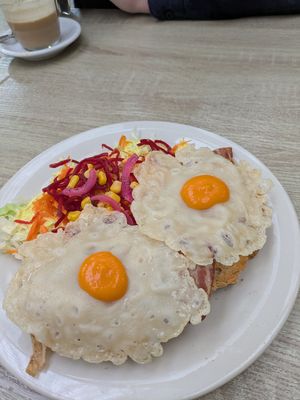 Toast with back onion and 'eggs' at Veganitessen in Sevilla