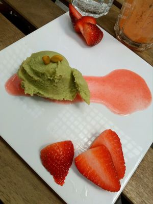 avocado and coconut with strawberries! at Veganitessen in Sevilla