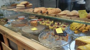 vitrine at Veganitessen in Sevilla