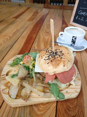 Burger at Veganitessen in Sevilla