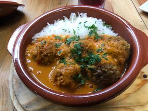 Lentil “Meatballs” with Curry Sauce and Rice  at Veganitessen in Sevilla