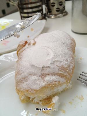 Brioche with cream inside at Veganitessen in Sevilla