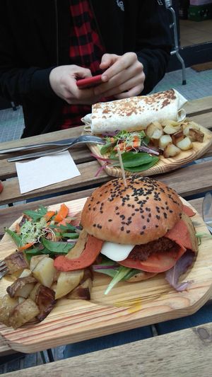 Hamburguesa y burrito at Veganitessen in Sevilla