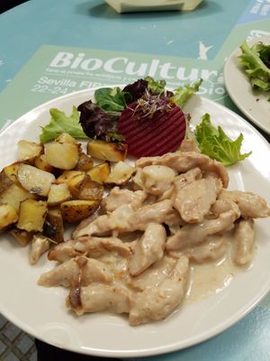"chick'n" entree at Veganitessen in Sevilla