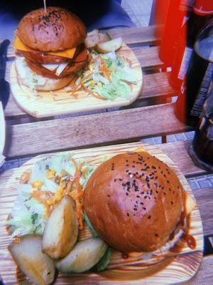 BBQ Burger & Queen Burger at Veganitessen in Sevilla