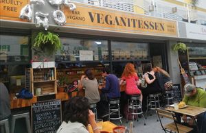 Relaxed atmosphere at Veganitessen in Sevilla