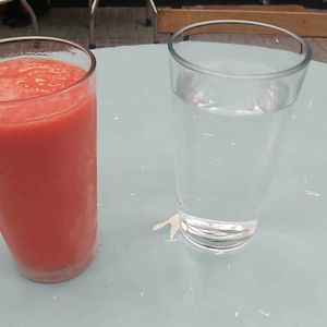 Smoothie de fresa y agua del grifo free at Veganitessen in Sevilla
