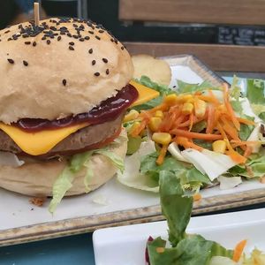 Bbc burguer con patata asada y ensalada at Veganitessen in Sevilla