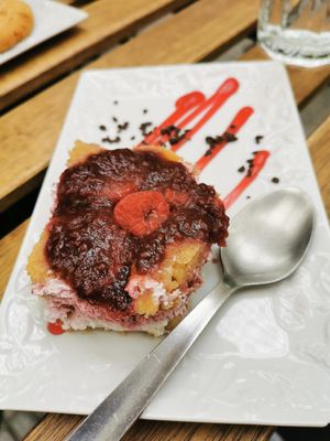 Strawberry tiramisu at Veganitessen in Sevilla