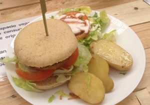 burger at Veganitessen in Sevilla