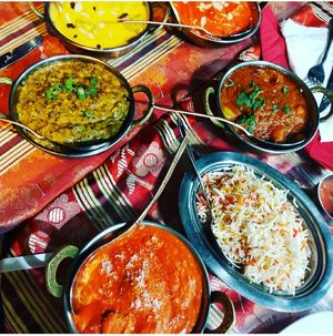 Variedad de platos con arroz basmati at Taj Mahal in San Sebastian