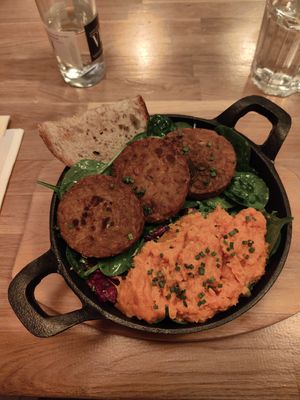 Plato de tempeh con puré de boniato at Señor Piña Las Ramblas in Barcelona