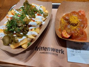 Chili Cheese Fries (8.20€) + vegan Currywurst (4.50€) at Frittenwerk - Kaiserstraße in Frankfurt