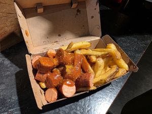 Pommes mit veganer Currywurst at Frittenwerk - Kaiserstraße in Frankfurt