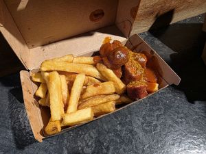 Knoblauchkartoffeln mit veganer Currywurst at Frittenwerk - Kaiserstraße in Frankfurt