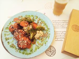 Vegan balls with mushrooms, tomato sauce, seeds and cruciferous veggies at Enigma D'Alquimia in Lisbon