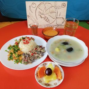 INTI MIKUNA ensalada caliente fréjol con carne vegetal at Inti-Mikuna in Quito