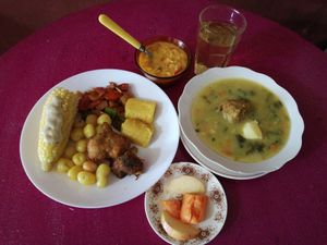 INTI MIKUNA Plató criollo brócoli apanado Sopa bolas de verde vegano at Inti-Mikuna in Quito