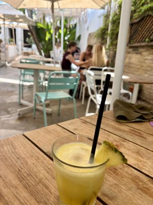 Verse ananassap in de tuin   at La Más Bonita in Valencia