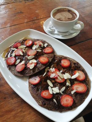 Vegane Pancakes und Moccachino at Caribeans Coffee and Chocolate Factory in Puerto Viejo De Talamanca