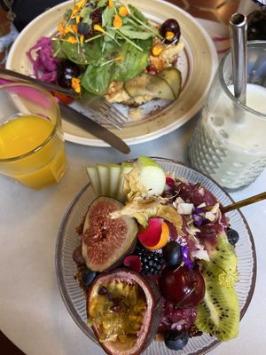 Acai bowl i tost z hummusem   at Mama Carmen's Coffee & Bakery in Mallorca