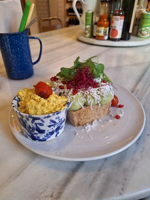 Avocadotoast (Achtung mit Koriander) , Spinat , veganer Käse und Scrambled Tofu 💚 at Mama Carmen's Coffee & Bakery in Mallorca