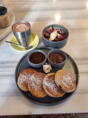 Pancakes mit Ahornsirup , Kokosbutter , Schokocreme und roten Früchten at Mama Carmen's Coffee & Bakery in Mallorca