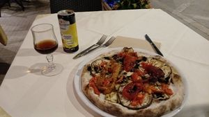 Chinotto, vegetarian pizza without cheese at Donna Rosa in Oliveri