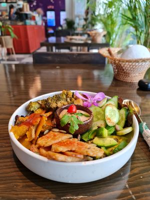 Tempeh Buddha Bowl 😋 at The Banana Warrior - Emquartier in Bangkok