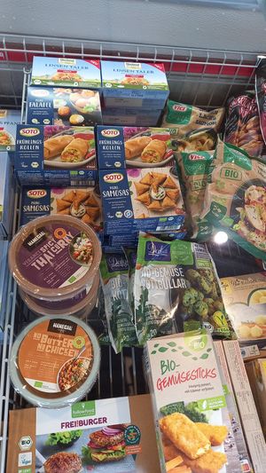 tiefkühltruhe at denn's Biomarkt in Weinheim