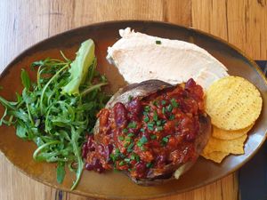 Potato with chili sin carne and houmous at Jacketz - Nieuwendijk in Amsterdam