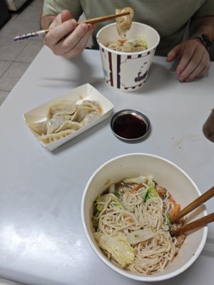 big bowls of dry noodles & veggie dumplings at Ā Tán Yí SùShí Miàn Diàn 阿潭姨素食麵店 in Hengchun