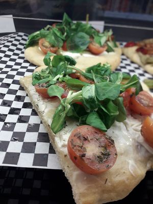 Queso Philadelphia con tomate ferry y canónigos at Kalí Órexi by Labocatorio in Bilbao