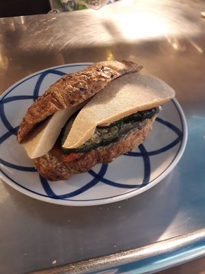 Croissant multicereal con verduras y queso "chedar " vegano at Kalí Órexi by Labocatorio in Bilbao