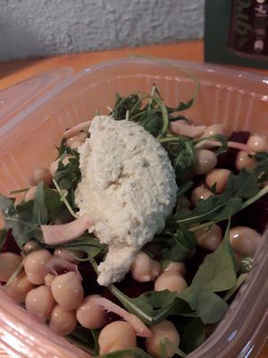 Ensalada con garbanzos, rucula, remolacha, jengibre y queso de almendras. at Kalí Órexi by Labocatorio in Bilbao