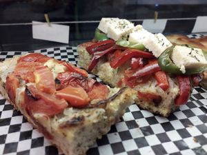 Vegeterian y vegan : masa fermentada con aceite de oliva, tomate chery y cebolla o verduras asadas, cebolla y queso de garbanzos. at Kalí Órexi by Labocatorio in Bilbao