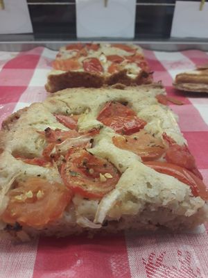 Ladenia. Masa fermentada con tomate, cebolla, orégano y aceite de oliva!! at Kalí Órexi by Labocatorio in Bilbao