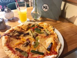 Pizza mit Ofengemüse und Simply-V at MA in Essen
