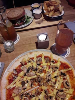 Vegan Pizza & Veggie Burger at MA in Essen