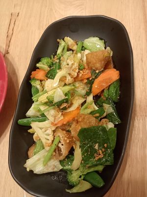 Fried vegetables at Chaba Cafe Don Mueang ชบาจ๊อปู วัดดอนเมือง in Bangkok