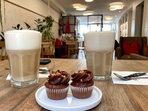 Latte Macchiato mit Hafermilch, Schokolade-Erdnusscupcake mini  at Bonne Maman in Winterthur