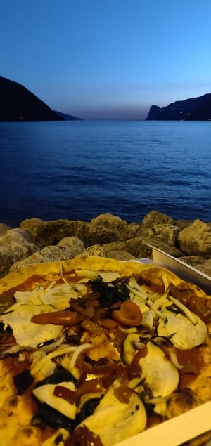 Vegane Pizza mit Gemüse at PicNic & More in Nago-torbole