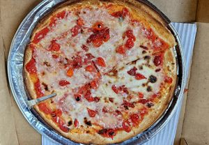 Vegan sundried tomato w/sweety drop peppers at Pictured Rocks Pizza in Munising