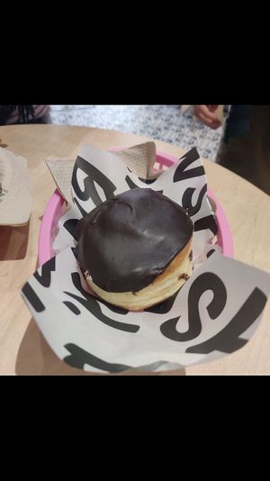 Beignet chocolat et crème pâtissière   at Boneshaker Doughnuts in Paris