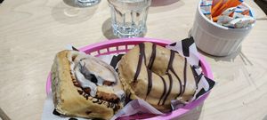 cinamon rolls et donuts beurre penuts at Boneshaker Doughnuts in Paris